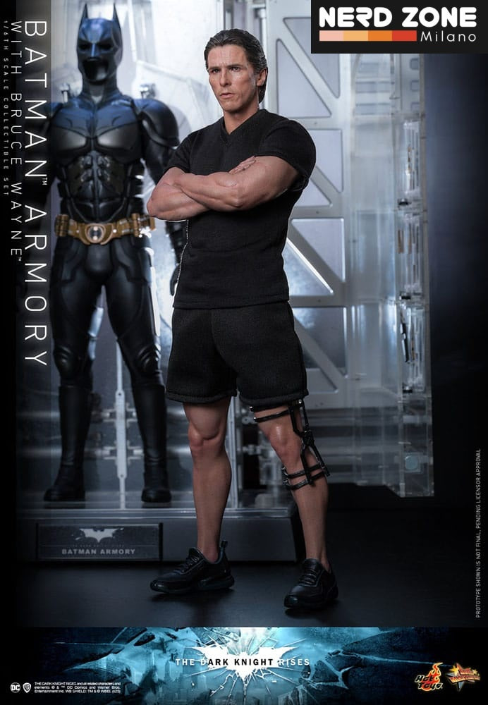 HOT TOYS - The Dark Knight Rises Movie Masterpiece Action Figures & Diorama 1/6 Batman Armory with Bruce Wayne 30 cm