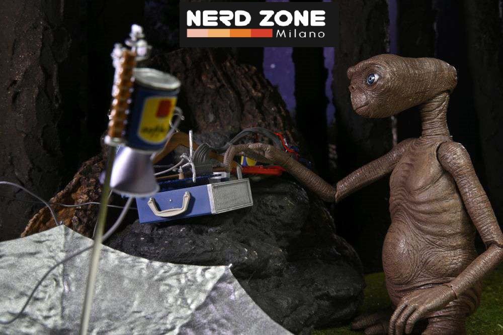 NECA - E.T. 40th Anniversary Dlx Led Chest Action Figure