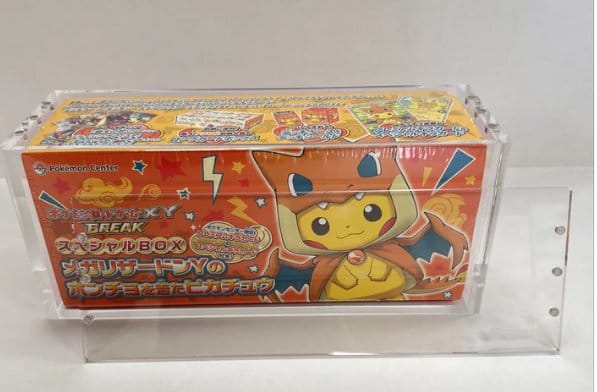 PRE ORDINE - Evoretro Magnetic Acrylic Display Case for Pokémon Center Japanese Special Poncho Pikachu Box