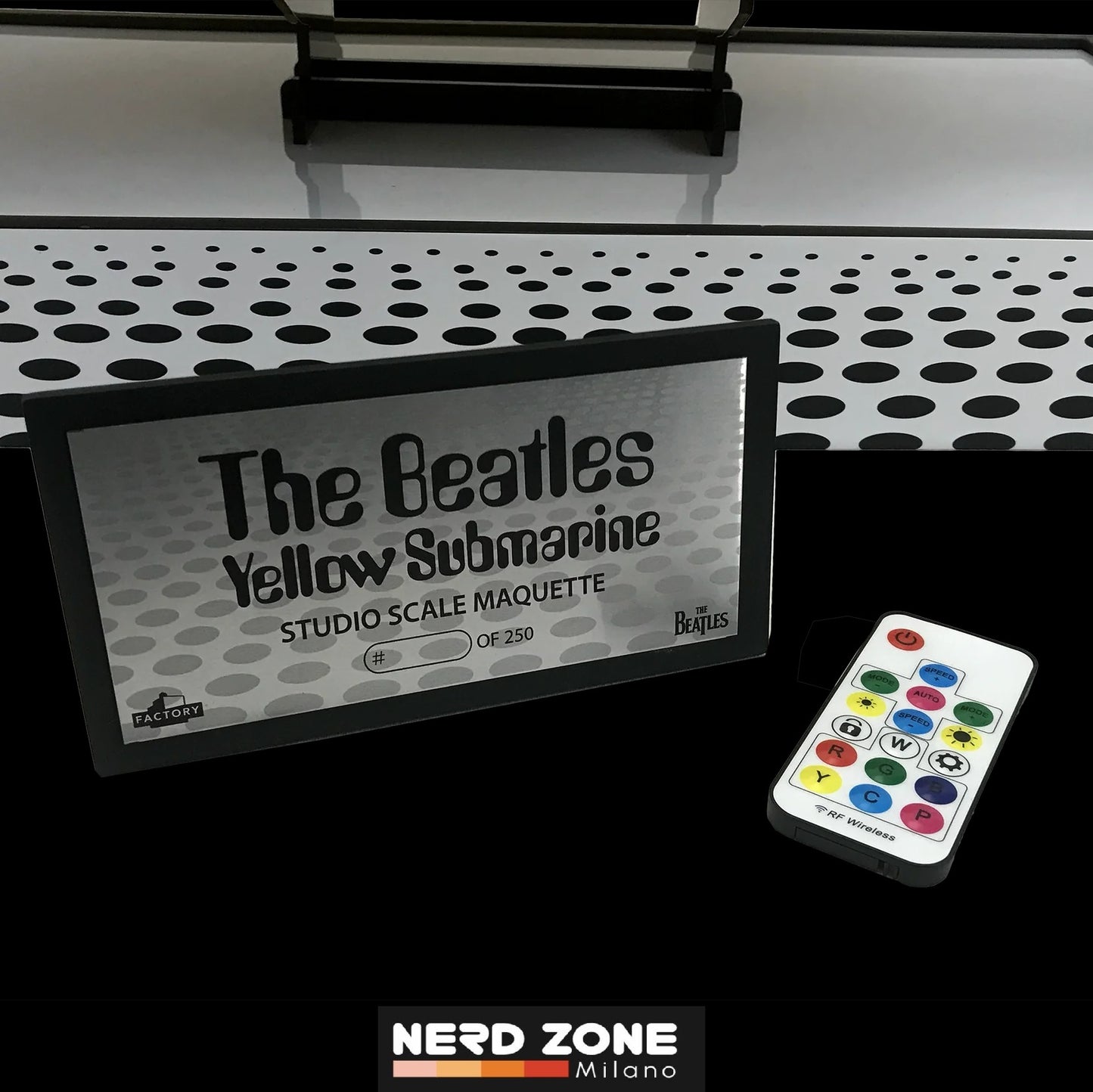 FACTORY ENTERTAINMENT - The Beatles Yellow Submarine Studio Scale Model