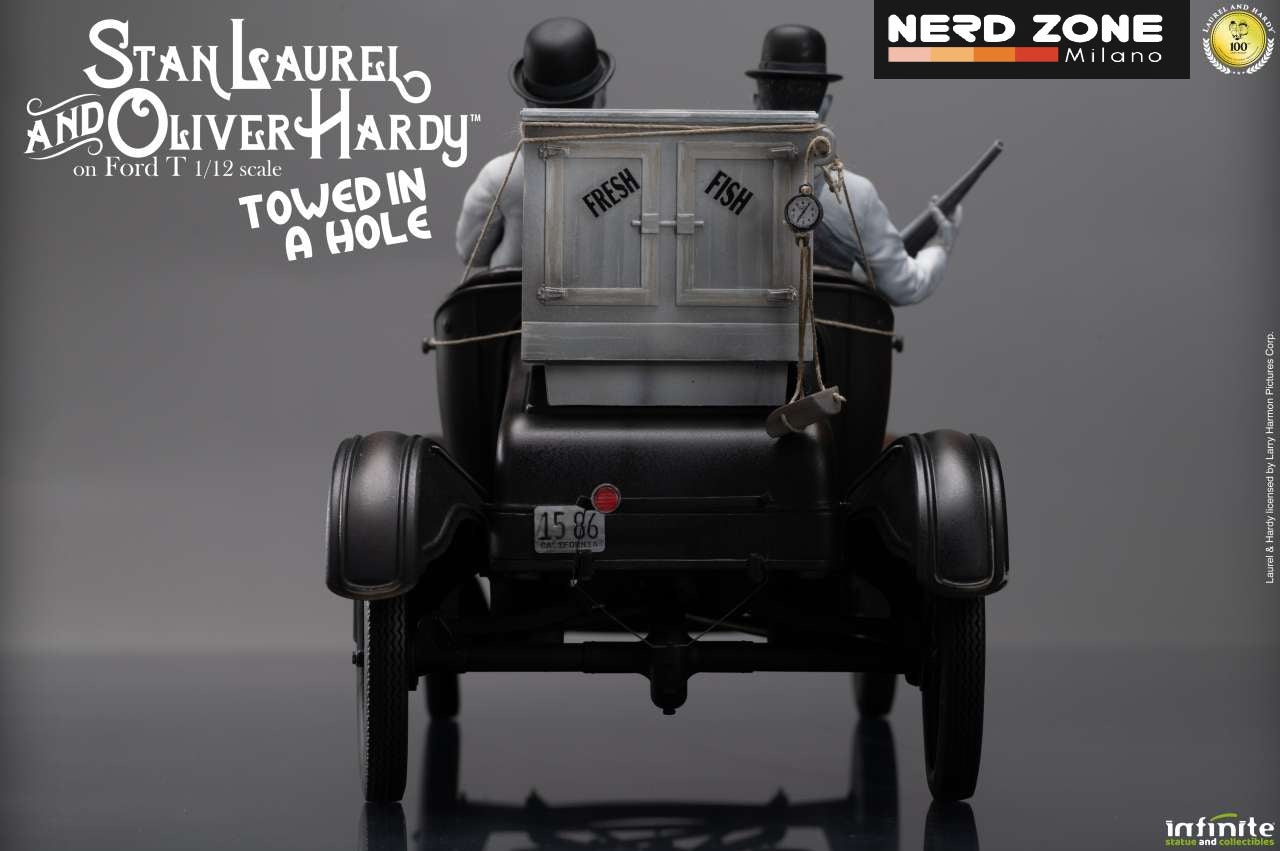 INFINITE STATUE - Laurel & Hardy Towed In A Hole Ford T 1/12 Scale