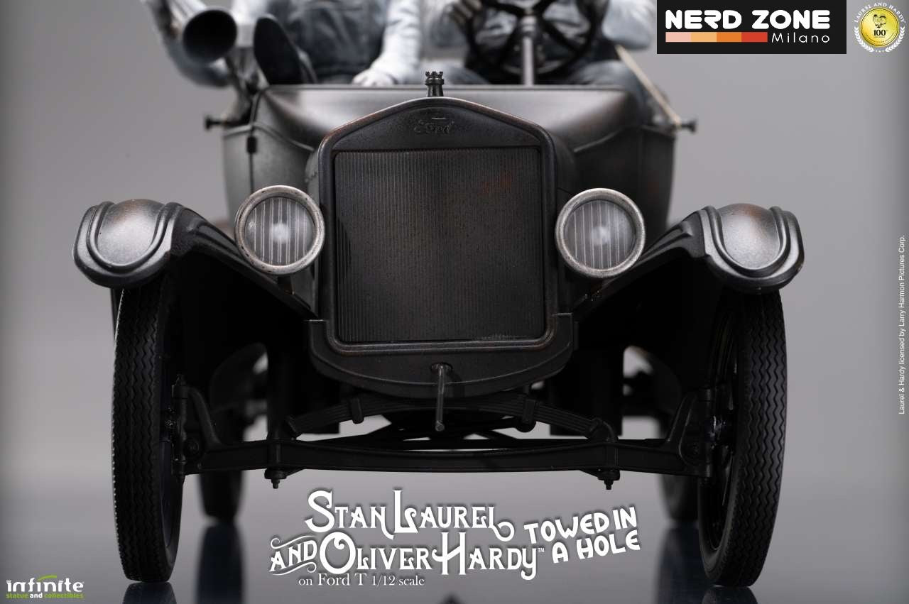 INFINITE STATUE - Laurel & Hardy Towed In A Hole Ford T 1/12 Scale