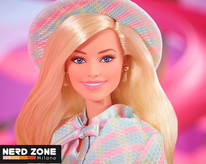MATTEL - Barbie The Movie Barbie Margot Robbie con completo coordinato blu a quadri, cappello e giacca abbinati HRF26