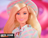MATTEL - Barbie The Movie Barbie Margot Robbie con completo coordinato blu a quadri, cappello e giacca abbinati HRF26