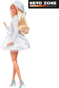 MATTEL - Barbie The Movie Barbie Margot Robbie con completo coordinato blu a quadri, cappello e giacca abbinati HRF26
