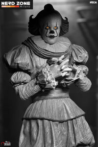 PRE ORDINE NECA - It Welcome To Derry Pennywise Black & White Ultimate Action Figure