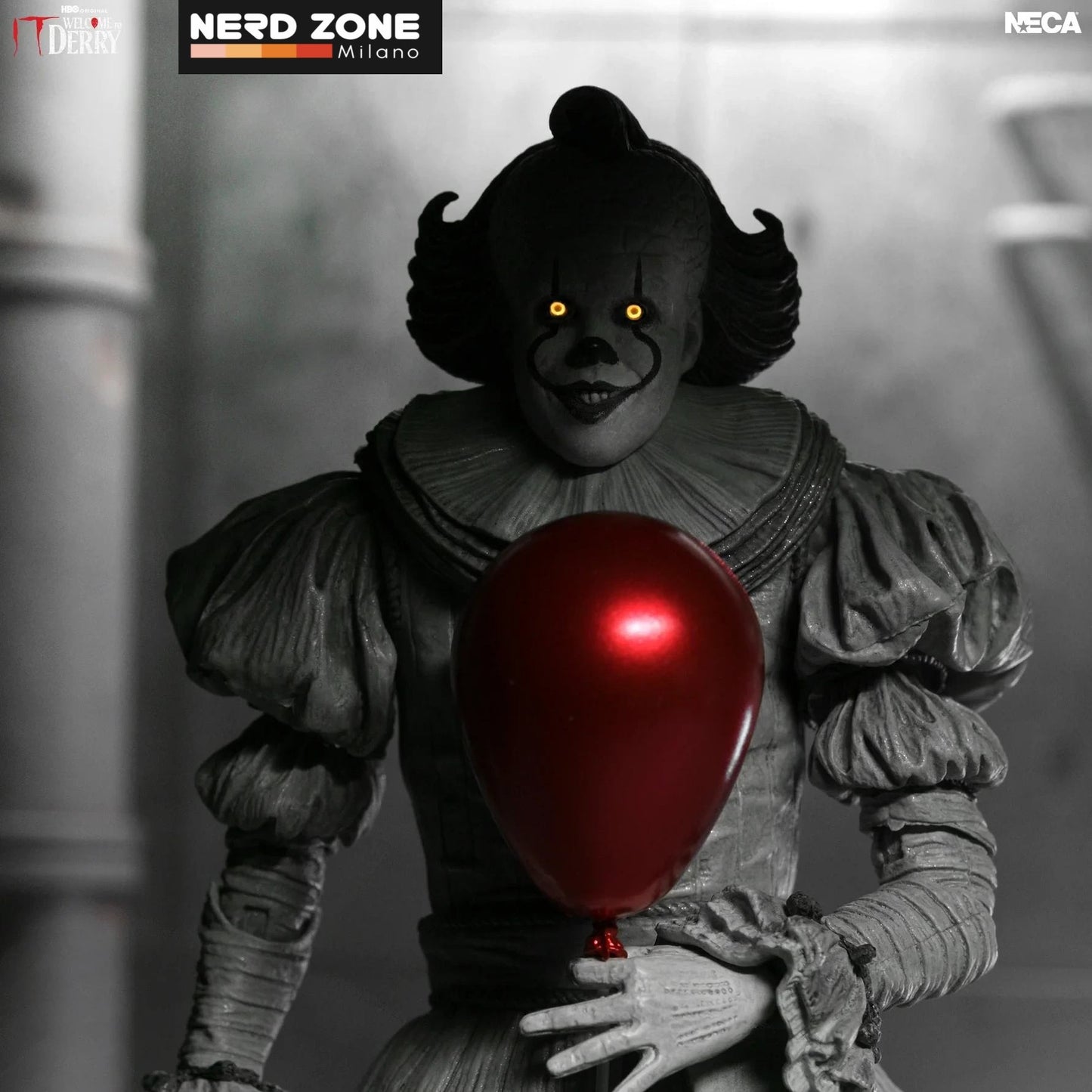 PRE ORDINE NECA - It Welcome To Derry Pennywise Black & White Ultimate Action Figure
