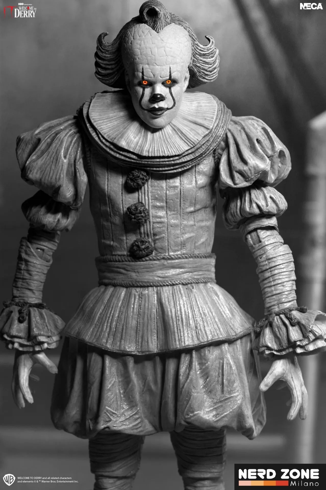 PRE ORDINE NECA - It Welcome To Derry Pennywise Black & White Ultimate Action Figure