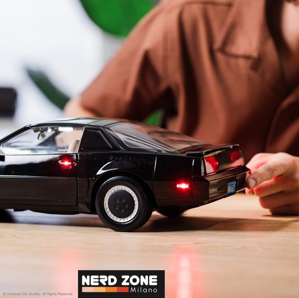 PRE ORDINE - TOMY Knight Rider DieCast Replica 1/10 K.I.T.T. (Supercar) 53 cm