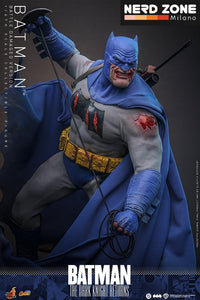 PRE ORDINE HOT TOYS - Batman: The Dark Knight Returns Comic Masterpiece Action Figure 1/6 Batman (Battle Damaged Version) 32 cm