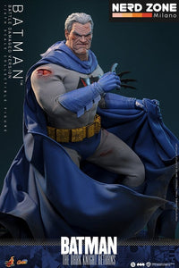 PRE ORDINE HOT TOYS - Batman: The Dark Knight Returns Comic Masterpiece Action Figure 1/6 Batman (Battle Damaged Version) 32 cm