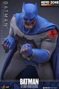PRE ORDINE HOT TOYS - Batman: The Dark Knight Returns Comic Masterpiece Action Figure 1/6 Batman (Battle Damaged Version) 32 cm
