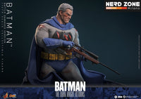 PRE ORDINE HOT TOYS - Batman: The Dark Knight Returns Comic Masterpiece Action Figure 1/6 Batman (Battle Damaged Version) 32 cm