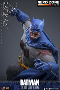 PRE ORDINE HOT TOYS - Batman: The Dark Knight Returns Comic Masterpiece Action Figure 1/6 Batman (Battle Damaged Version) 32 cm