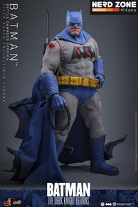 PRE ORDINE HOT TOYS - Batman: The Dark Knight Returns Comic Masterpiece Action Figure 1/6 Batman (Battle Damaged Version) 32 cm