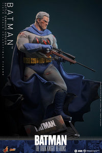 PRE ORDINE HOT TOYS - Batman: The Dark Knight Returns Comic Masterpiece Action Figure 1/6 Batman (Battle Damaged Version) 32 cm