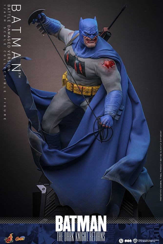 PRE ORDINE HOT TOYS - Batman: The Dark Knight Returns Comic Masterpiece Action Figure 1/6 Batman (Battle Damaged Version) 32 cm