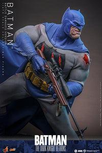 PRE ORDINE HOT TOYS - Batman: The Dark Knight Returns Comic Masterpiece Action Figure 1/6 Batman (Battle Damaged Version) 32 cm