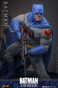PRE ORDINE HOT TOYS - Batman: The Dark Knight Returns Comic Masterpiece Action Figure 1/6 Batman (Battle Damaged Version) 32 cm