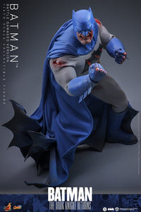PRE ORDINE HOT TOYS - Batman: The Dark Knight Returns Comic Masterpiece Action Figure 1/6 Batman (Battle Damaged Version) 32 cm