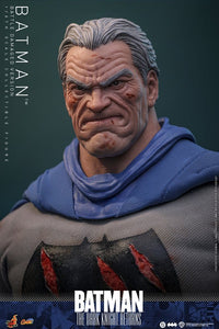 PRE ORDINE HOT TOYS - Batman: The Dark Knight Returns Comic Masterpiece Action Figure 1/6 Batman (Battle Damaged Version) 32 cm