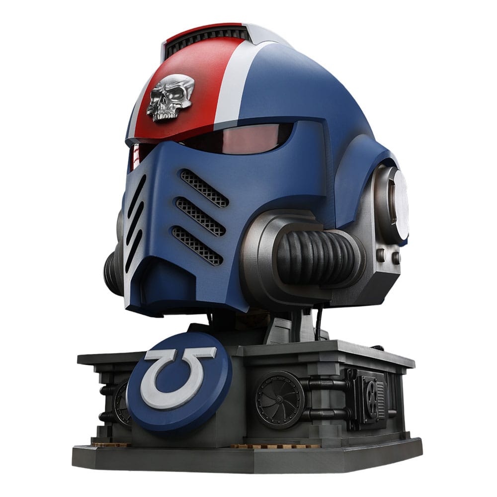 PRE ORDINE - Warhammer 40,000: Space Marine 2 Replica Ultramarines Lieutenant Titus helmet with Display Stand 44 cm