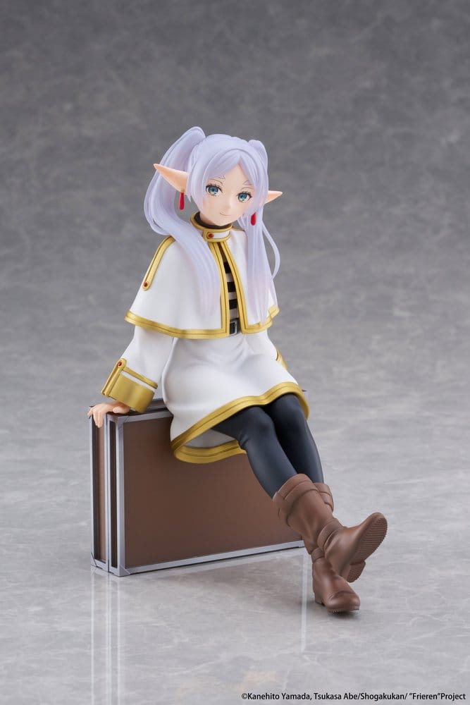 PRE ORDINE - Frieren: Beyond Journey's End PVC Figure Desktop Cute Frieren (Trunk Case Ver.) Reissue 13 cm